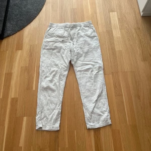 Beige linnebyxa HM - Säljer ett par beige linnebyxor från HM, i ganska bra skick men är använda hyfsat mycket!