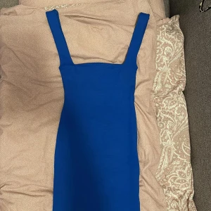 Blå klänning - Oanvänd blå klänning från Zara, storlek XS.