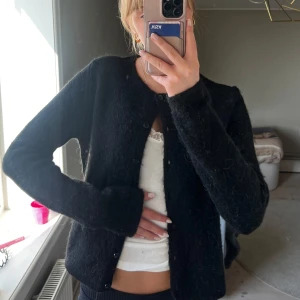 Svart stickad kofta  - Jättefin svart kofta 🖤 perfekt höstplagg!! I storlek S men sitter mer som en XS ❣️