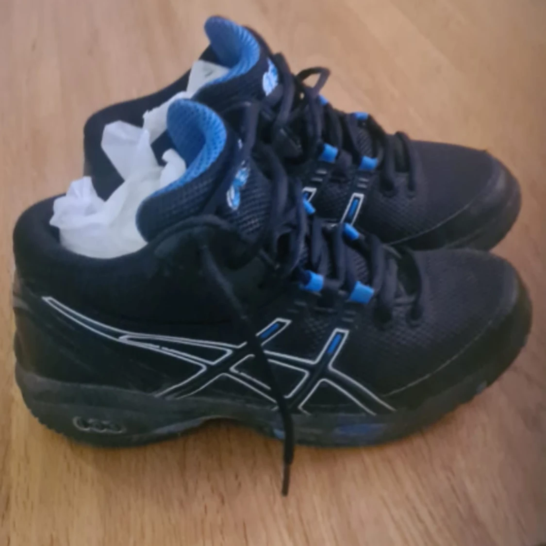 Svarta Asics sneakers med blå detaljer - 1