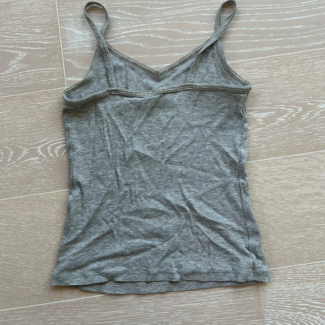 Grå ribbad linnetopp med spetskant - 1