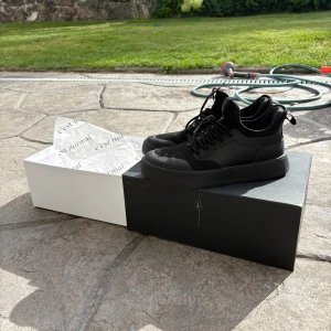 Svarta sneakers från C'est Normal - Stilrena svarta sneakers från C'est Normal. Perfekta nu till hösten samt vintern. Box följs med samt digitalt kvitto kan visas. Köpta för 1800kr från C'est Normal hemsida väldigt bekväma och sköna! Passar båda kille samt tjej