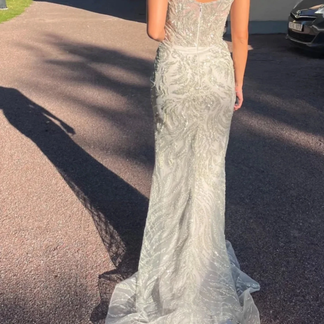 Glittrig långklänning i silver - 1