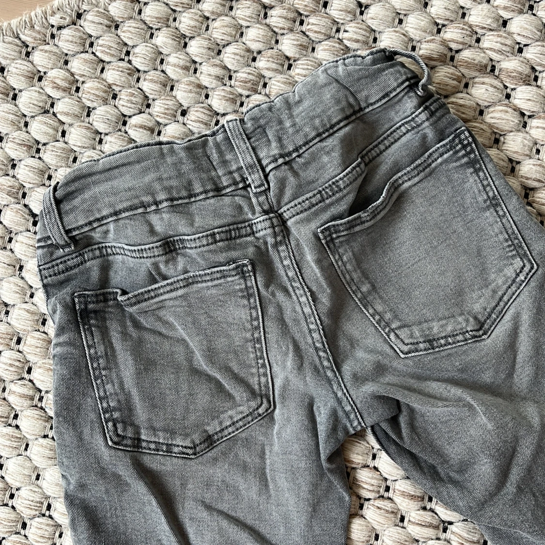 Grå bootcut jeans med raka sömmar - 1