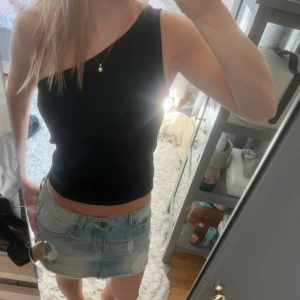 Festtopp - Säljer denna snygga toppen som passar både till fest och nu i sommar 💗💗