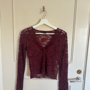 Vinröd spetstopp - Superfin spetstopp från ginatricot. Endast använd en gång men lite överallt på toppen finns små trådar som sticker ut (men inget jag tycker att man tänker på när man har den på sig) 