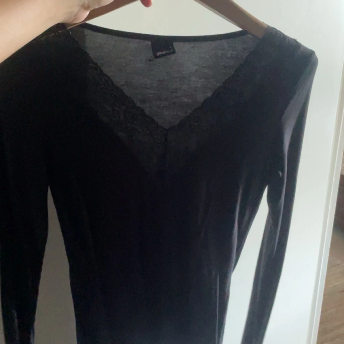 Svart långärmad topp med spets från Gina Tricot - 1