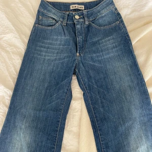 Blå raka jeans från Acne Jeans - Snygga blå jeans från Acne jeans, storlek xs säljs för dom är för små för mig💗
