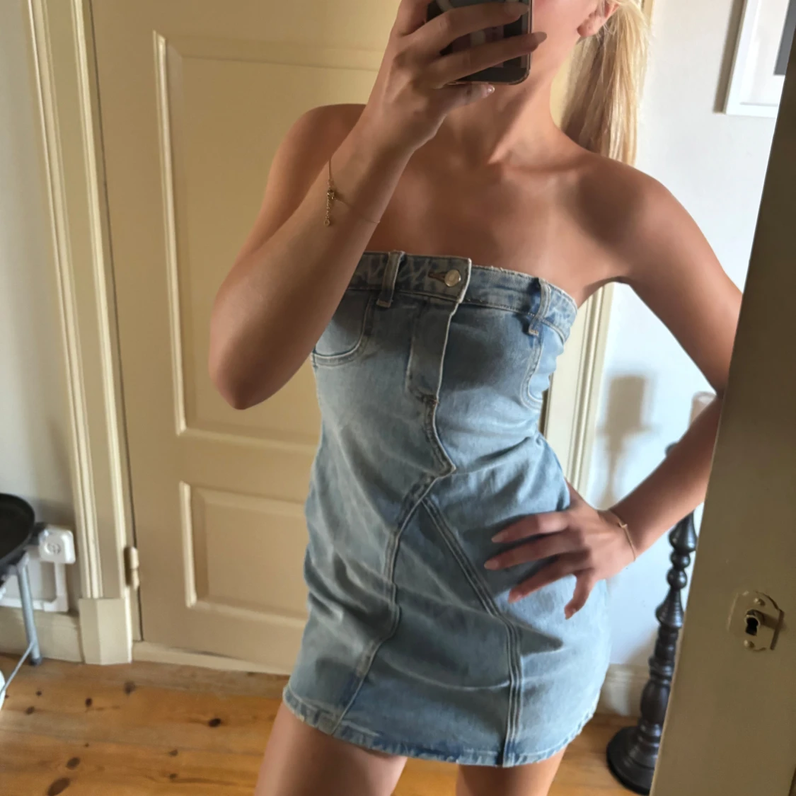 Ljusblå jeansklänning axelbandslös - 2