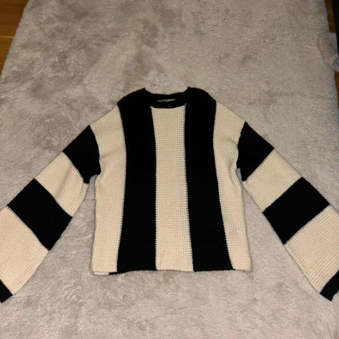 Randig stickad tröja i svart och vitt