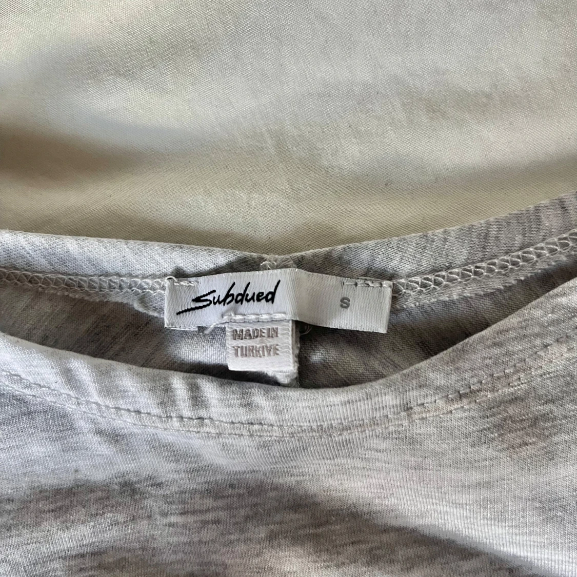 Grå topp med knyt från Subdued - 3