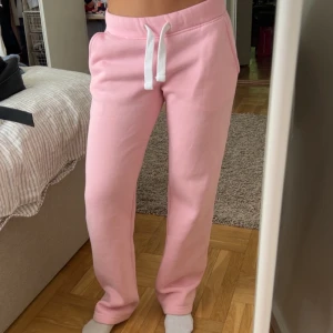 Rosa russemerch byxor  - Mysiga rosa mjukisbyxor från Russemerch i storlek S, jättesköna och aldrig använda. Säljer då jag har ett annat par, nypris 500!