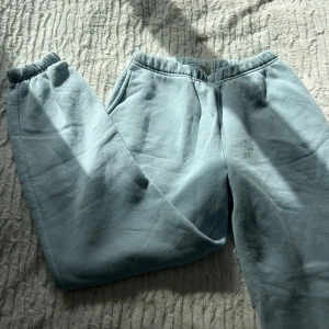 Ljusblå mjukisbyxor XS Gina tricot  - Superbekväma ljusblå mjukisbyxor från  Gina tricot  i storlek XS. De har resår i midjan och vid bensluten samt två sidofickor. Perfekta för chill dagar eller när du vill vara extra comfy.