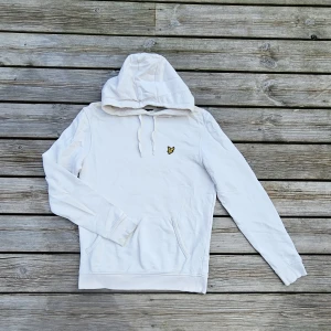 Lyle & scott hoodie - Vit hoodie med luva, storlek S (36) men passar även XS (34) beroende på passform. Mjuk, skön och klassisk design. Använd nå gånger, fint skick.