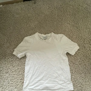 T-shirt med puffärm - Vit T-shirt med puffärm från AWARE/Vero Moda! 