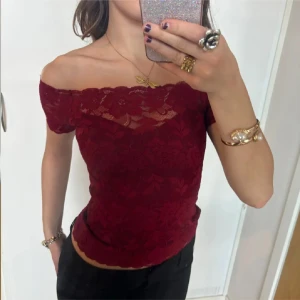 Vinröd off shoulder spetstopp - Hon på bild är 168💕(lånade bilder) säljer pga att det inte är min färg behöll den andra som e likadan fast svart. Kontakta gärna vid frågor o gå in på mitt konto för fler snygga kläder😚