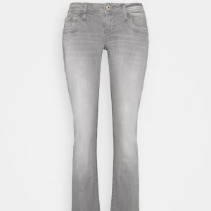 Gråa ltb jeans valerie - w26 l34, jag är 173 cm och de hade nog passat nån längre med. Defekter visas på 2 sista bilderna, annars i fint skick!