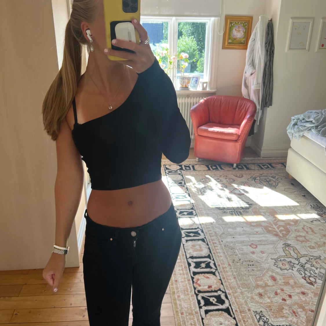 Svart oneshoulder croppad topp - 1