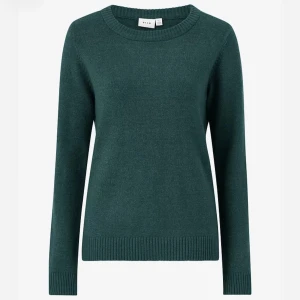 Mörkgrön stickad tröja från Vila💗 - Mysig grön stickad tröja från Vila. Denna är bara använd 1 gång och säljer för den inte kommer till användning🥰