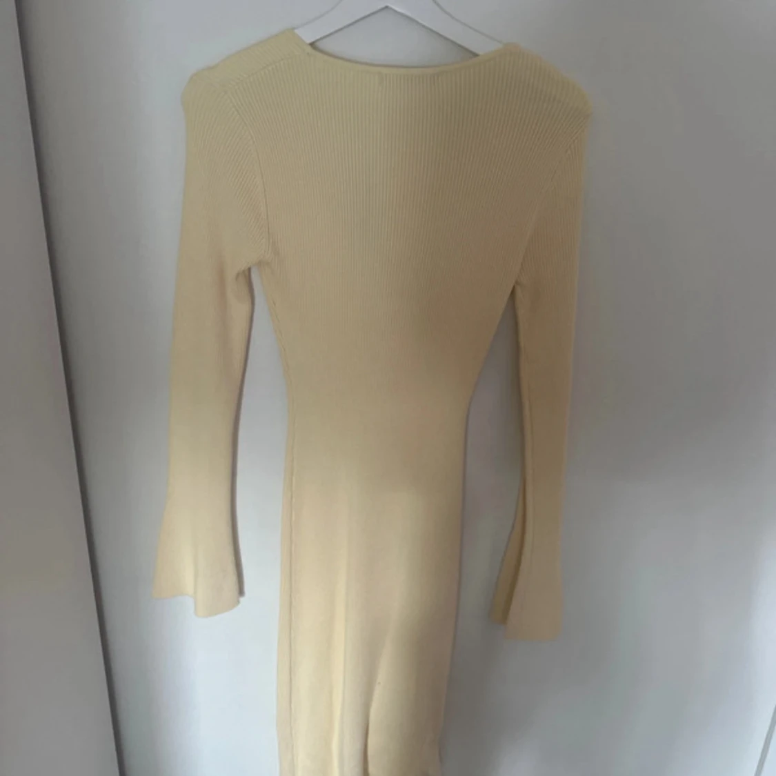 Lång ljus ribbad klänning från NA-KD - 1