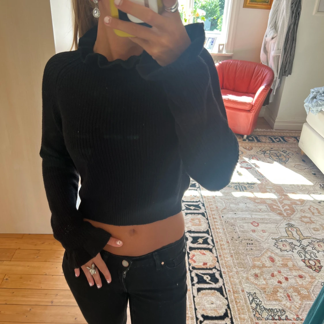 Svart croppad stickad tröja med volang - 1