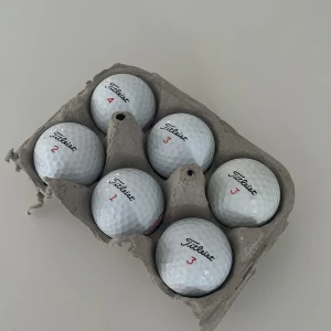 100% fräscha och prisvärda titleist trufeel - Bilderna visar ett set med Titleist TruFeel golfbollar, förpackade i en äggkartong och plastpåse. Perfekt för dig som vill ta ditt golfspel till nästa nivå! Snygga, klassiska bollar som passar både nybörjare och erfarna spelare.
