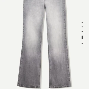 Bootcut jeans - Helt nya jeans från bershka. Bilderna är lånade från deras hemsida då jag inte har bilder med jeansen på, men kan gärna ta några ifall det önskas! Storlek 34/tall