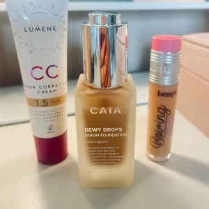 ✨Dröm-kittet✨🥹 - ✨ Sminkpaket – perfekt kombo! ✨ Säljer tre superfräscha produkter som funkar magiskt ihop:  💧 CAIA Dewy Drops – för en glowig naturlig bas ☁ Lumene CC Cream – täcker fint eller funkar för att ljusa upp 🎯 Benefit Concealer (5 ml) – passar perfekt i färg ihop med Dewy Dropsen för en jämn naturlig bas  ➕ 80–90 % kvar på allt ➕ Testade bara 2–3 ggr ➕ Rengjord ➕ Nypris ihop ca 880 kr 💸  💖Säljer hela paketet för 389kr – perfekt om du vill ha en dröm-bas för ett lägre pris. (Kan köpas separat också!)