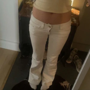 Vita lågmidjade bootcut jeans  - Säljer dem jätte populära och eftertraktade vita jeansen från weekday i modellen cheap monday som är helt slutsålda. Mycket bra skick har inte haft tillfälle att använda dem. Storlek 27/32. Säljer bara för bra pris 