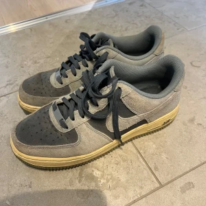 Nike Air Force 1  - Blåa Nike Air Force 1 skor, köpta här på Plick. Använda men i bra skick! Storlek 41. Mitt pris 120 kr. Köparen står för frakten🫶🏻