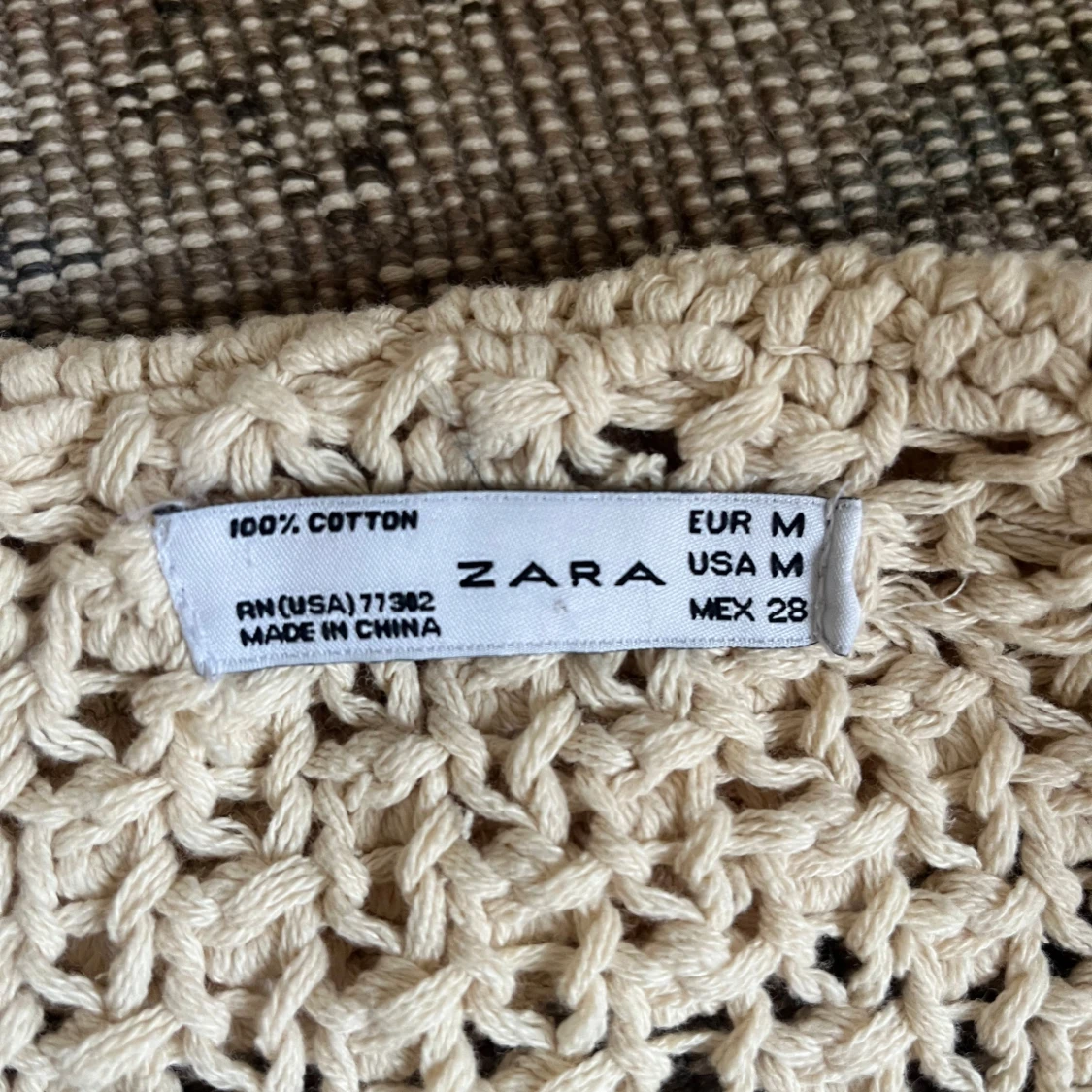 Beige stickad kofta med volang från Zara - 2