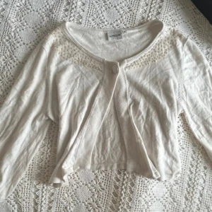 Kofta/bolero - Supersött plagg i storlek M, men skulle säga att den passar XS-M beroende på hur man vill ha den!