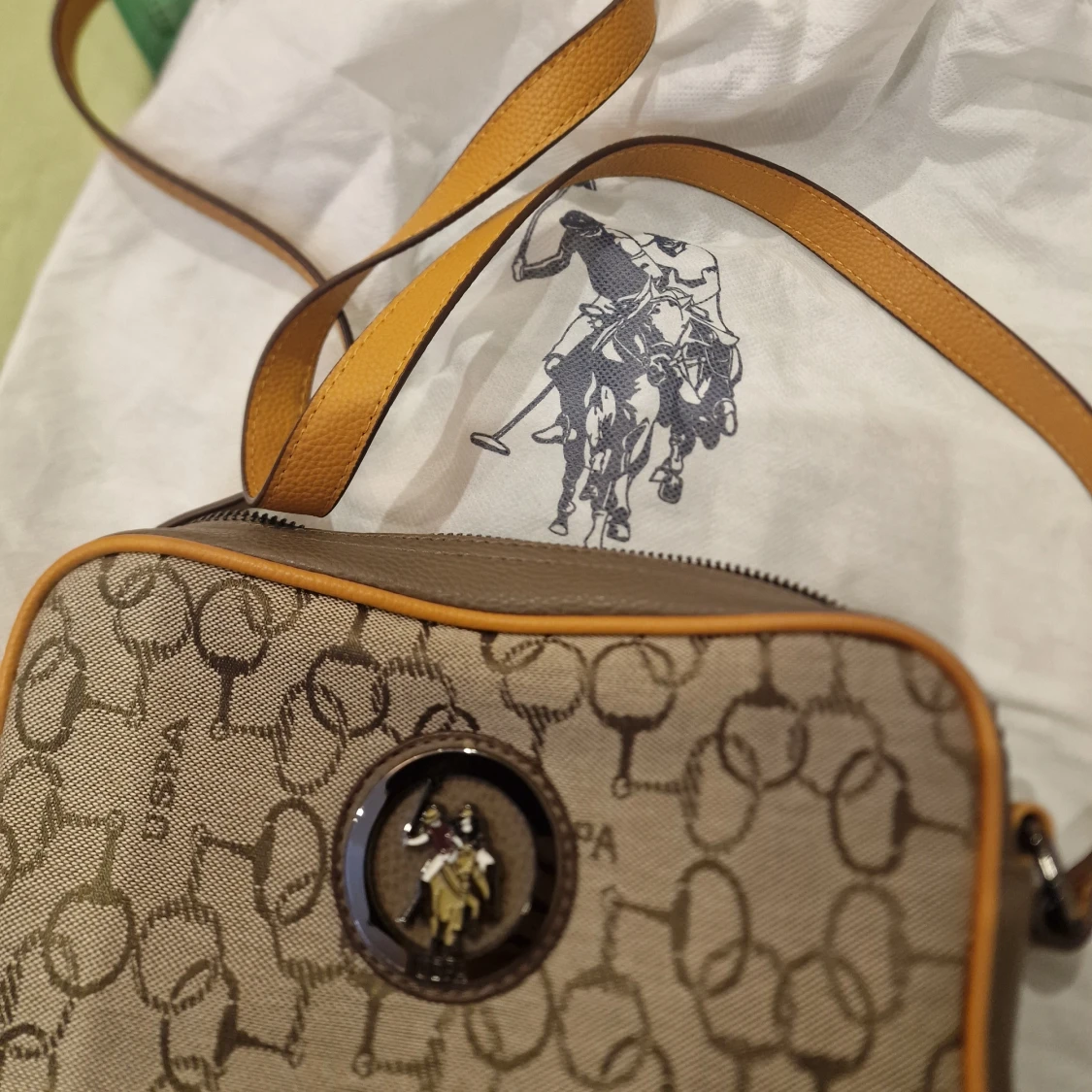 Beige axelväska från U.S. Polo Assn. - 4
