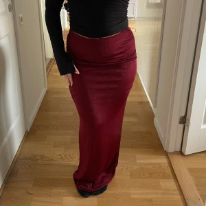Vinröd kjol - Vinröd långkjol från Boohoo i strl XS/34 och nyskick 💌