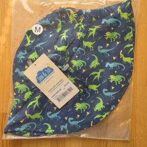 Jan & Jul Solhatt / vattenhatt (6-24 månader) - Helt ny Solhatt från kanadensiska friluftsmärket Jan & Jul. Storlek 6-24 månader.  - Grow-With-Me: Helt justerbar dragsko och hakrem för att justera storleken. - 50+ UPF skydd - Vattenavvisande & snabbtorkande - Säkerhetsklämma som bryts loss på hakremmen - Vikbar, så att den får plats enkelt i väskan -Inga farliga eller skadliga ämnen. 