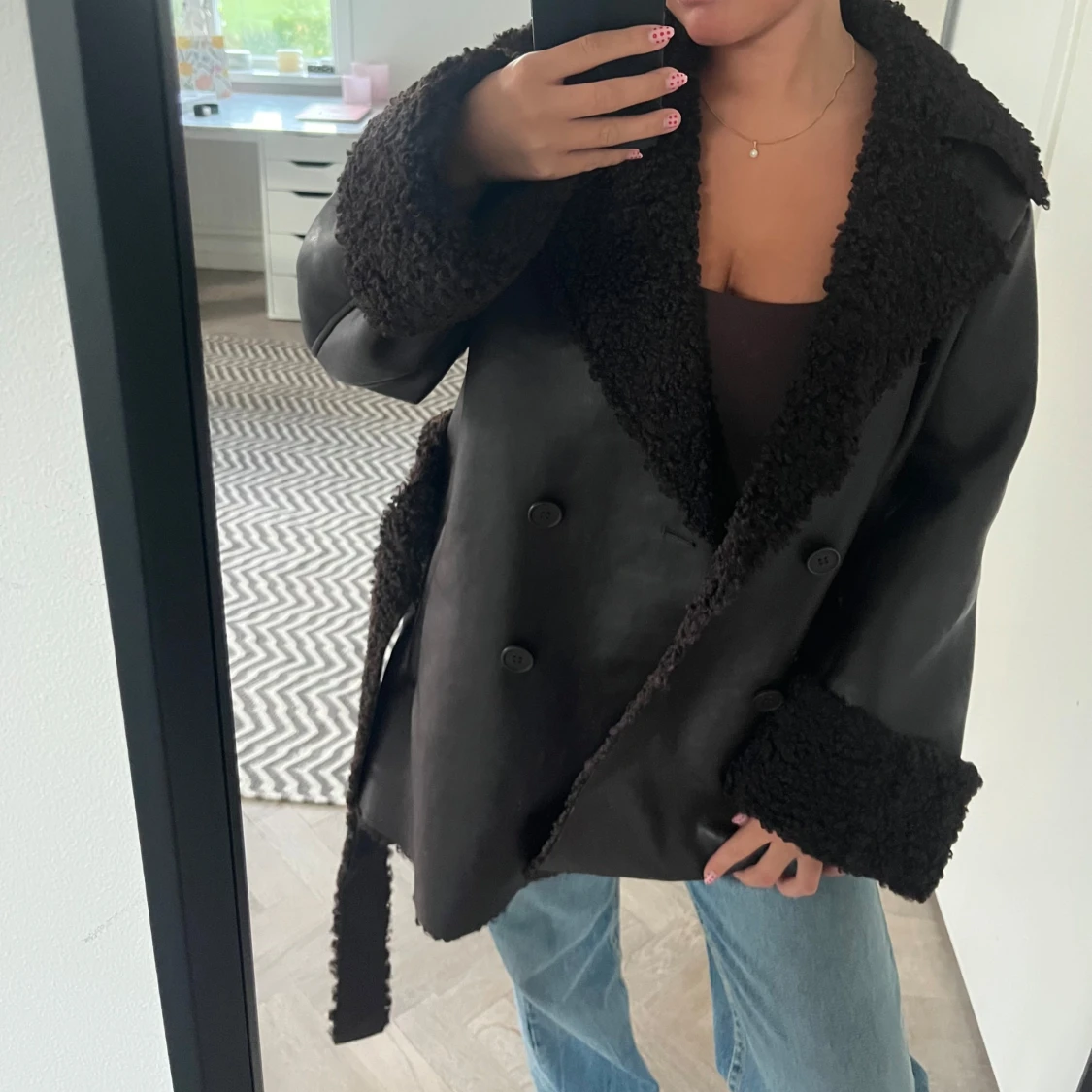 Brun teddyjacka med PU-detaljer