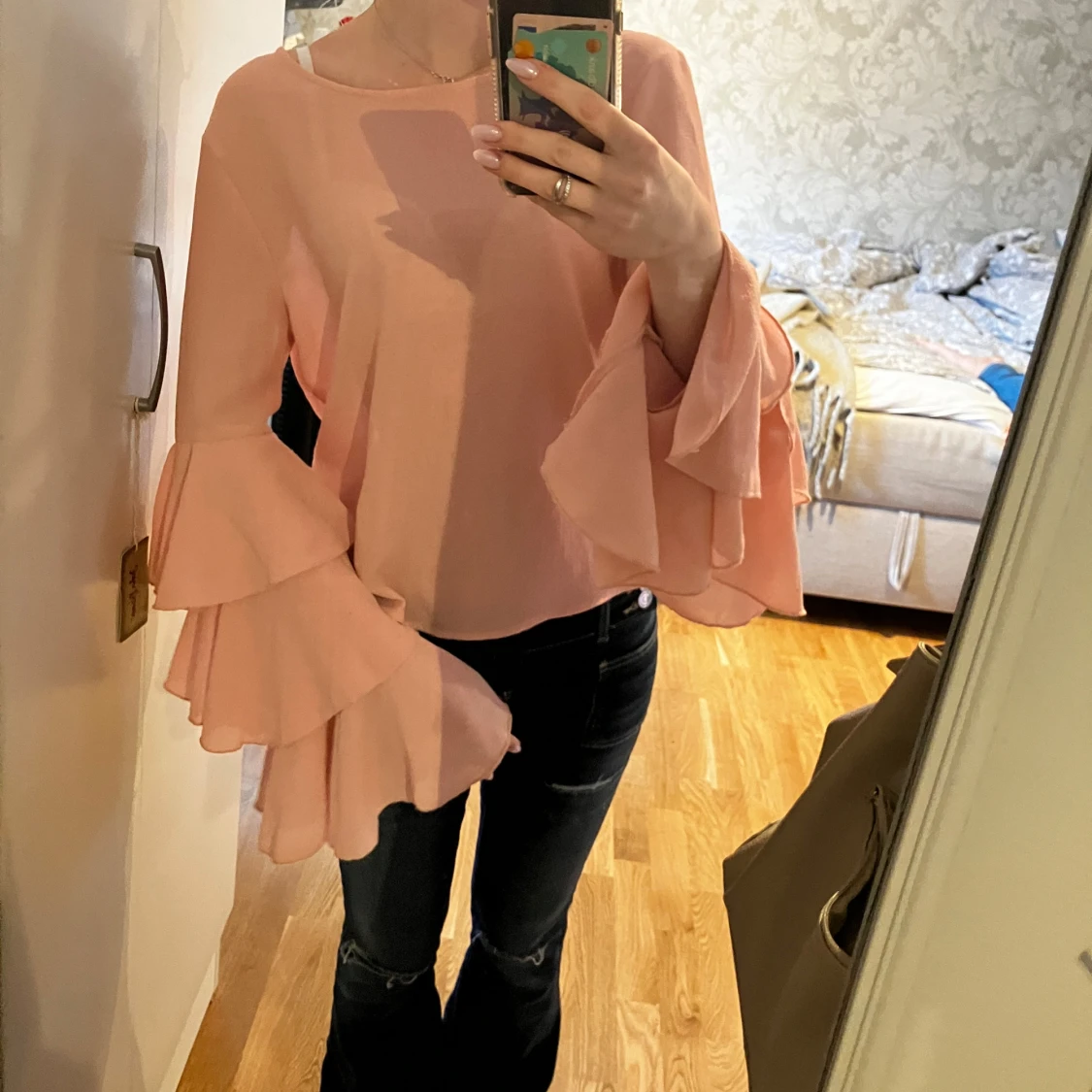 Rosa blus med volangärmar 