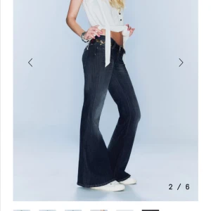 Mörkblå bootcut jeans - Snygga mörkblå bootcut jeans med coola slitningar och tvättade detaljer. I strl 26/32❤️ men dem är sprättade där nere så lite längre är dem!!❤️