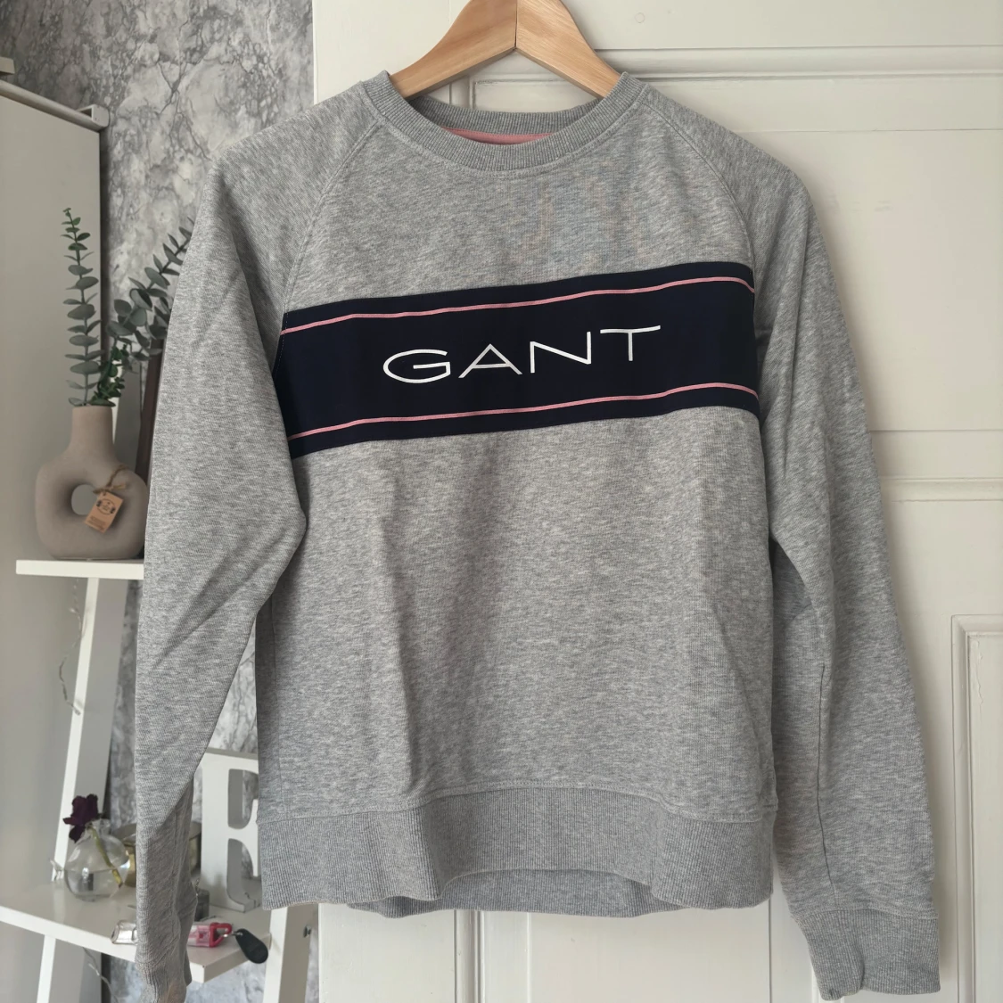 Grå sweatshirt från GANT med tryck
