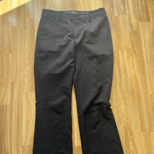 Svarta kostymbyxor från BikBok - Svarta kostymbyxor från BikBok i klassisk rak modell. Nypris 500 kr 
