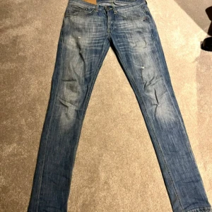 Dondup George - Dondup jeans storlek 29 till säljes. Säljer för att de är för små och inte används. Hör av er om minsta fundering💫