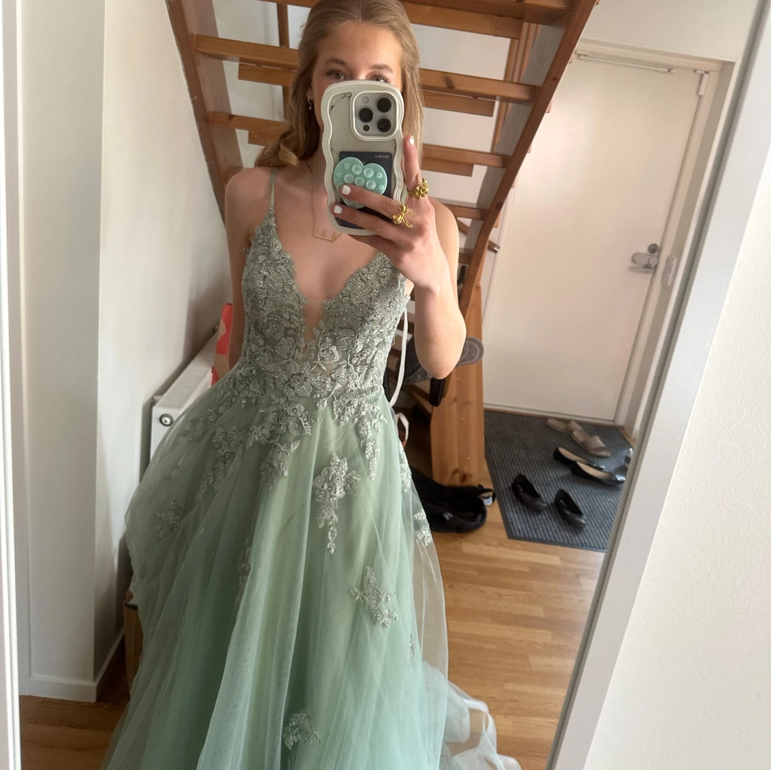 Ljusgrön långklänning med spetsdetaljer