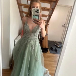 Ljusgrön långklänning med spetsdetaljer - Säljer en magisk ljusgrön långklänning, perfekt till dig som ska ha bal 💚  Använd 1 gång och är i helt nytt skick, ganska lång och bred ner från höfterna. Jätte bekväm och skön att ha på sig!!😍😍