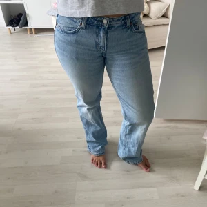 Weekday Arrow Low Straight Jeans ljusblå - Säljer ett par Weekday Arrow Low Straight Jeans i ljusblå tvätt. De har låg midja, raka ben och klassisk femficksdesign. Jeansen är tillverkade i bomull och har en avslappnad, tidlös look som passar perfekt till sneakers eller boots.