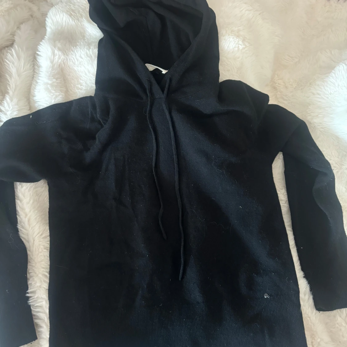 Svart stickad cashmere hoodie från Rosemunde!