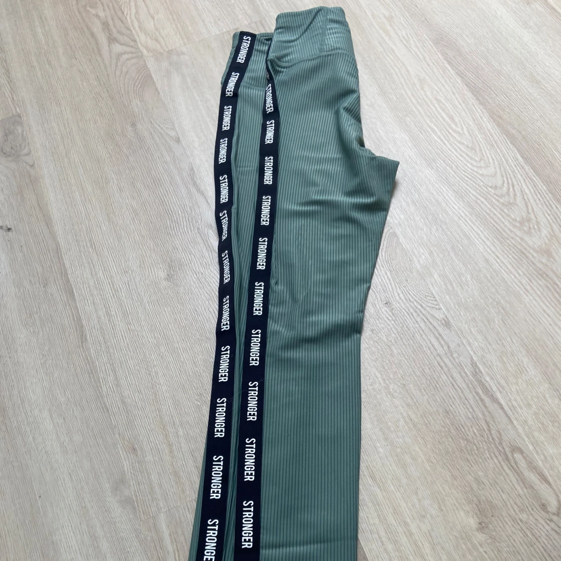 Gröna leggings från Stronger - 1