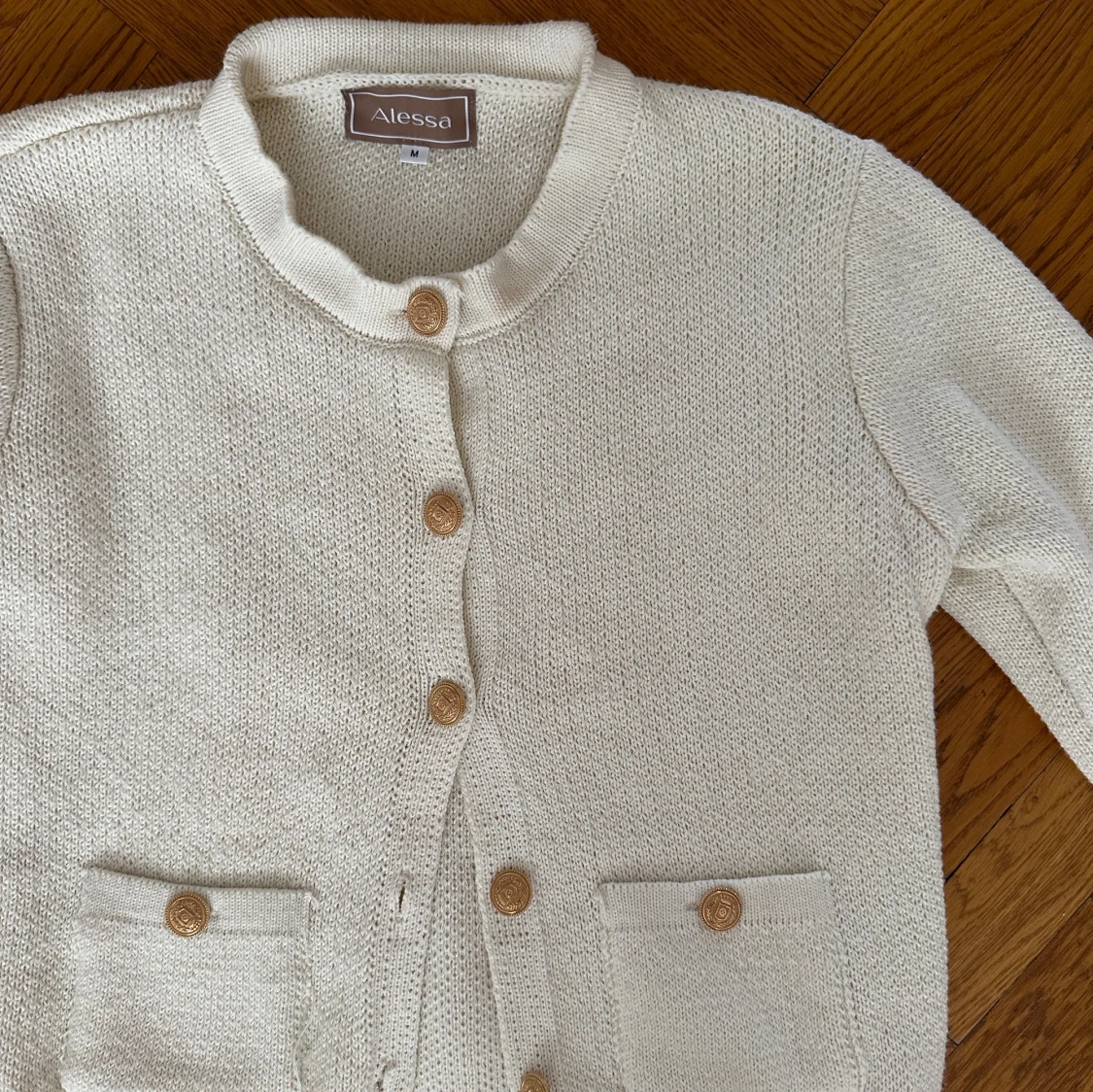 Beige stickad kofta från Alessa - 1