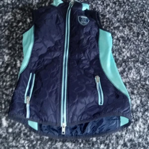 Jättefin ridväst - Detta är en ridväst som man kan ha när man rider utanpå eller inte säkerhetsvästen den e jätte fin här av er om ni e intresserad 