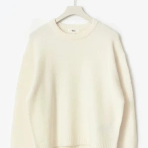 Vit stickad tröja från Gina Tricot - Mysig vit stickad tröja från Gina Tricot i storlek S. Tröjan har rund halsringning, långa ärmar och är tillverkad i ett mjukt material