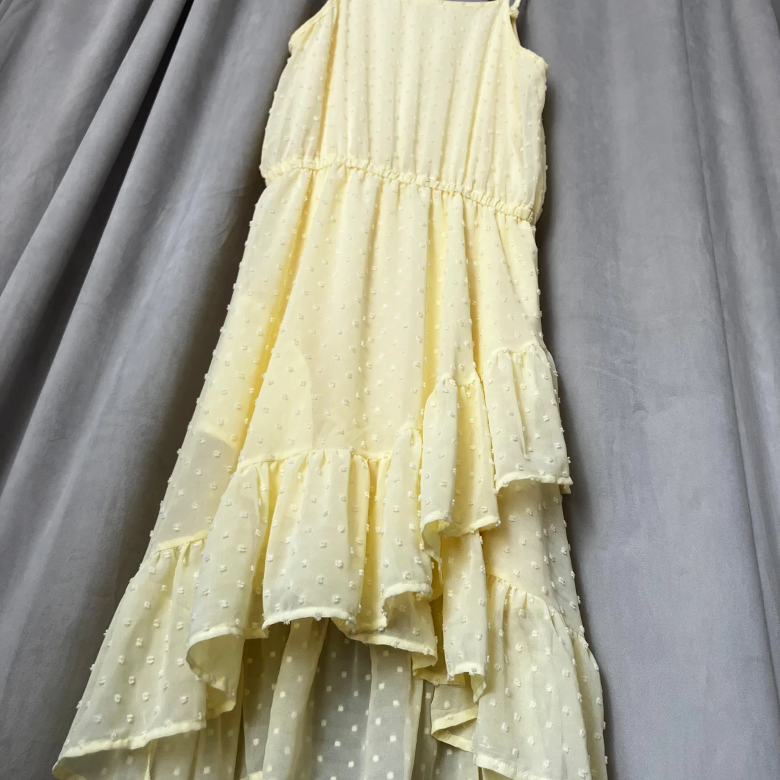 Ljusgul prickig volangklänning KappAhl - 1